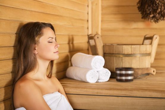 Frau in Sauna